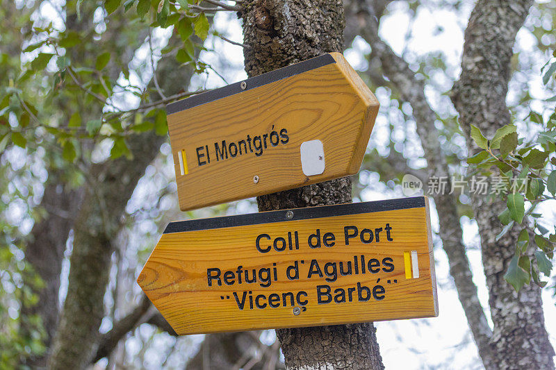 蒙特塞拉特日落- pasdel Miracle, Direction board, To Montgrós and Coll de Port o Porc and Refugi Vicens barbé(山间避难所)